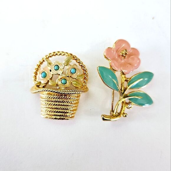 Vintage Pair of Two Gold Tone Floral Basket Flower Enameled Pink Brooch Pin Set - Picture 1 of 10